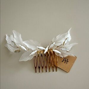 Elegant White Floral Hair Comb